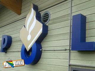 Doosletter politie voorzien van nieuwe kap op logo